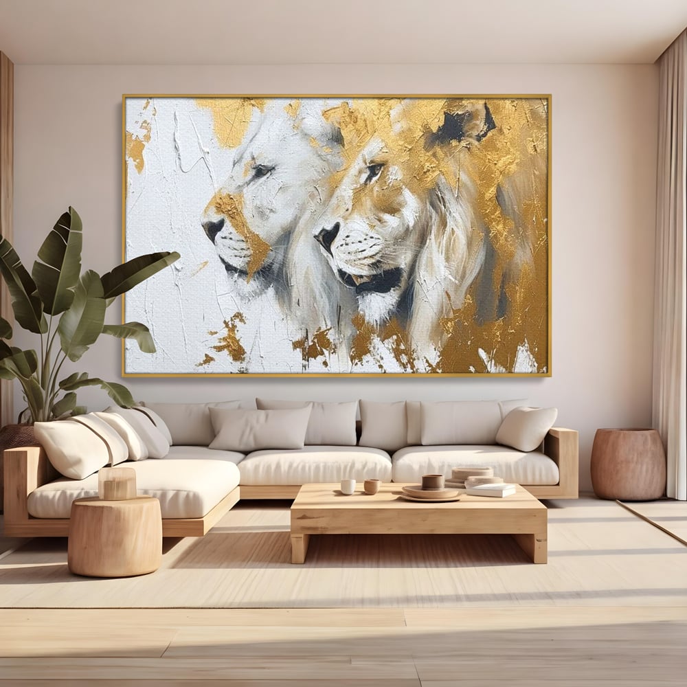 Tablou canvas cu tablou canvas cu doi lei si accente aurii, in rama de aluminiu auriu, pe perete intr-un living